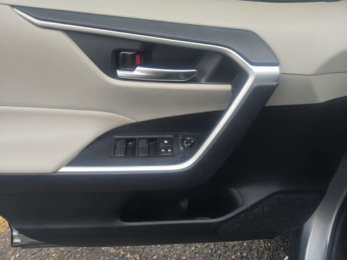 Used 2021 Toyota RAV4 XLE w/ Convenience Package FWD image 9