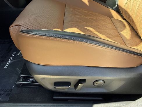 Used 2025 Nissan Rogue Platinum image 14