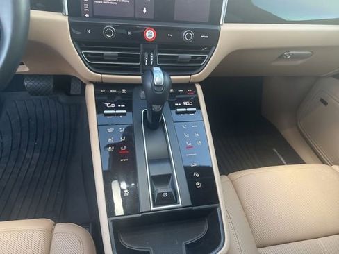 Used 2025 Porsche Macan AWD/4WD image 25