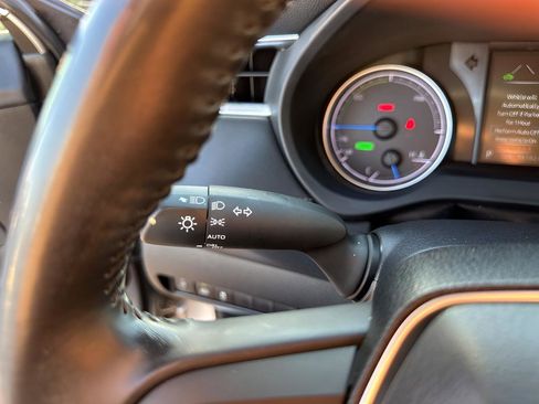 Used 2021 Toyota Venza Limited image 32