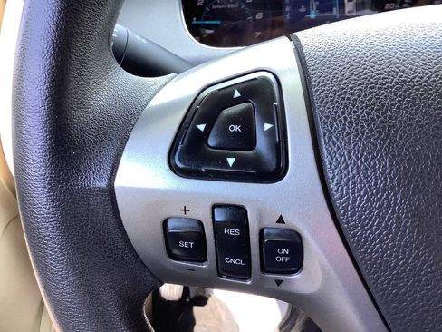 Used 2016 Ford Taurus SE FWD image 37