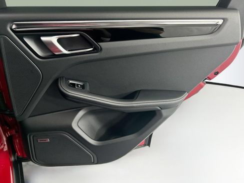 Certified 2025 Porsche Macan AWD/4WD image 27