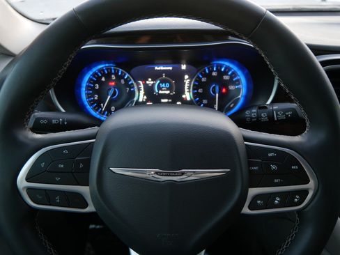 Used 2023 Chrysler Pacifica Limited image 25