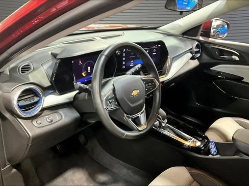 Certified 2025 Chevrolet Trax LT w/ LT Convenience Package FWD image 17