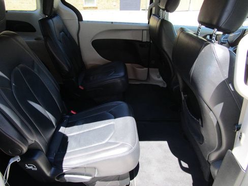 Used 2017 Chrysler Pacifica Touring-L FWD image 21