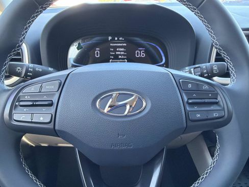 Used 2024 Hyundai Venue Limited FWD image 19