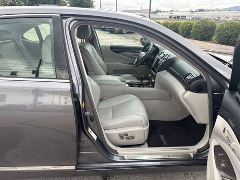 Used 2012 Lexus LS 460 w/ Comfort Pkg RWD image 18