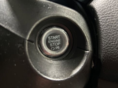 Used 2023 Jeep Renegade Latitude image 32