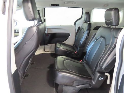 Used 2024 Chrysler Pacifica Touring-L FWD image 29