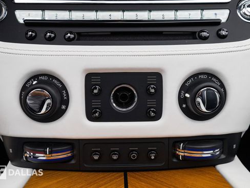Used 2019 Rolls-Royce Dawn RWD image 26