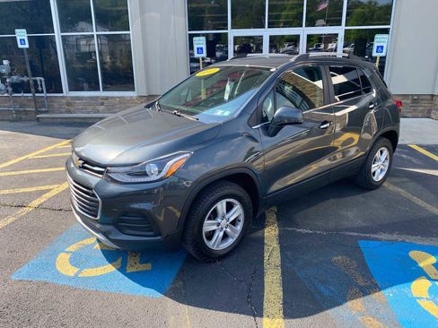 Used 2017 Chevrolet Trax LT w/ LT Convenience Package AWD/4WD image 2