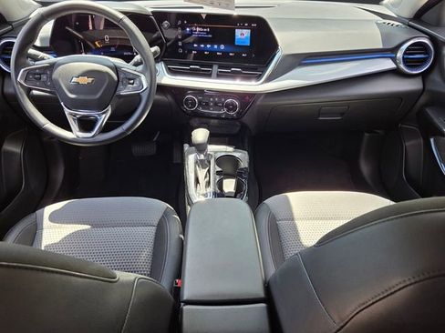 Used 2025 Chevrolet Trax LT w/ LT Convenience Package FWD image 13