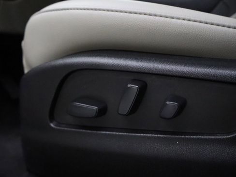 Used 2023 Cadillac XT4 Luxury w/ Cold Weather Package image 18