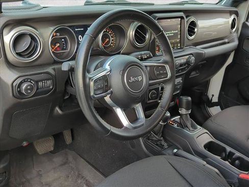 Used 2022 Jeep Gladiator Overland w/ LED Lighting Group AWD/4WD image 9