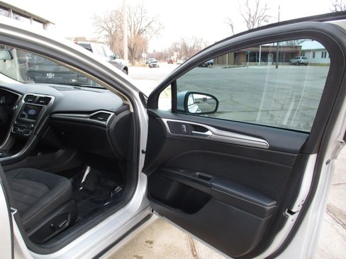 Used 2018 Ford Fusion SE w/ Fusion SE Technology Package image 26