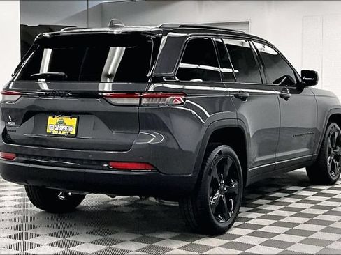 Used 2024 Jeep Grand Cherokee Altitude AWD/4WD image 13
