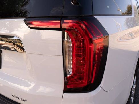 Used 2023 GMC Yukon XL SLT image 37