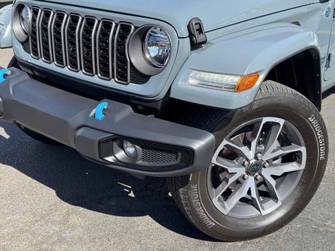 Used 2024 Jeep Wrangler Unlimited w/ Convenience Group AWD/4WD image 3