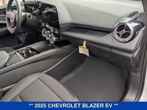 New 2025 Chevrolet Blazer EV LT image 31