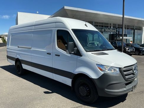 Used 2025 Mercedes-Benz Sprinter 4500 image 5
