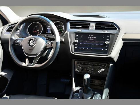 Used 2020 Volkswagen Tiguan SE AWD/4WD image 18