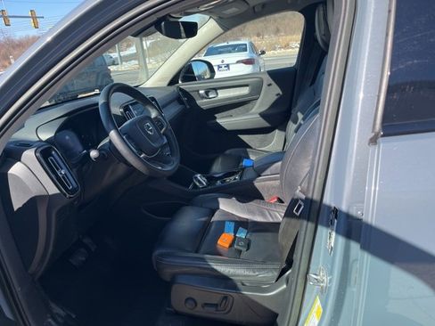 Used 2023 Volvo XC40 B5 Plus w/ Climate Package image 8