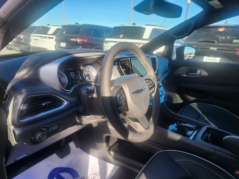 New 2026 Chrysler Pacifica Limited image 19