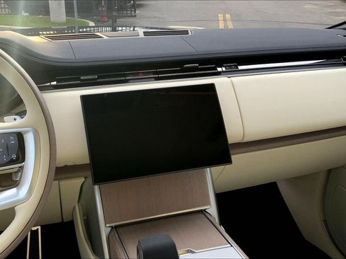 New 2025 Land Rover Range Rover SE image 6