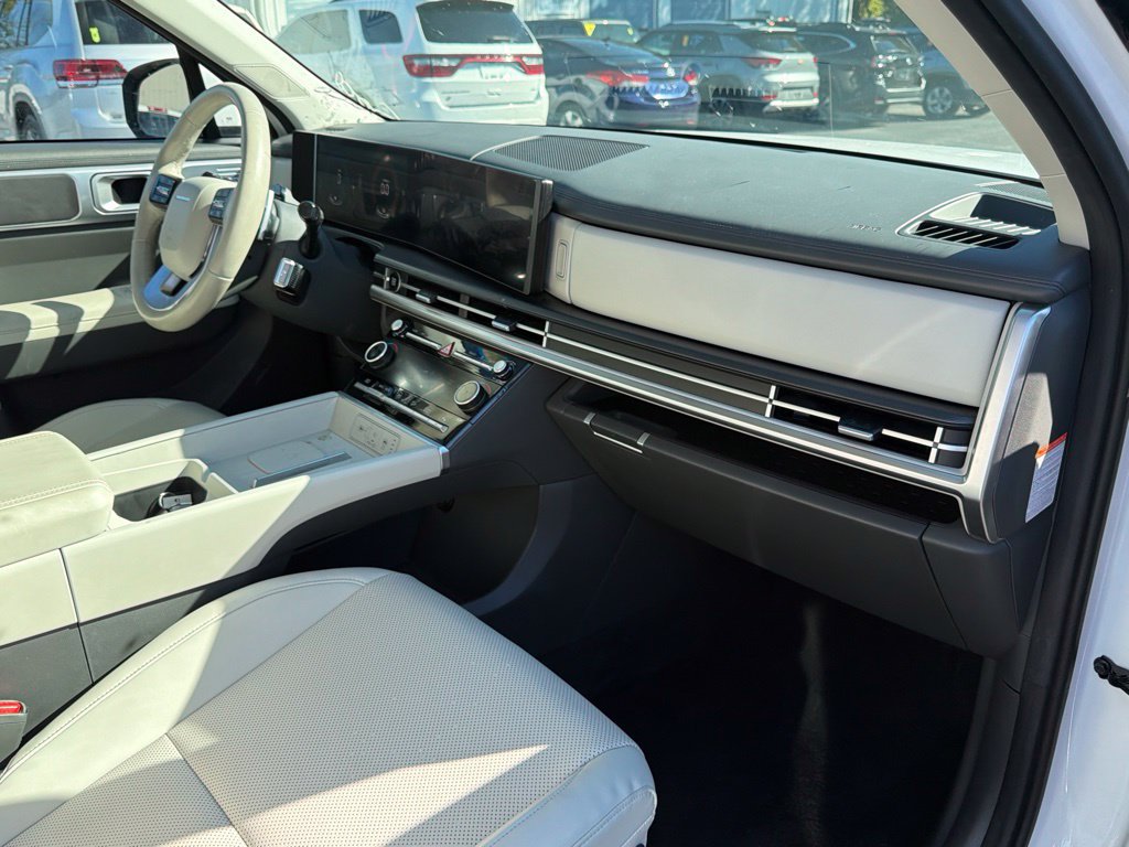 Used 2025 Hyundai Santa Fe SEL AWD/4WD image 16
