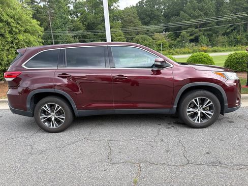 Used 2019 Toyota Highlander LE FWD image 6