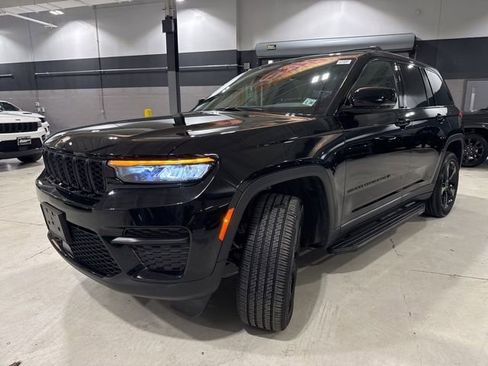 Used 2025 Jeep Grand Cherokee Altitude AWD/4WD image 3
