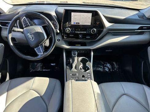 Used 2024 Toyota Highlander XLE AWD/4WD image 22