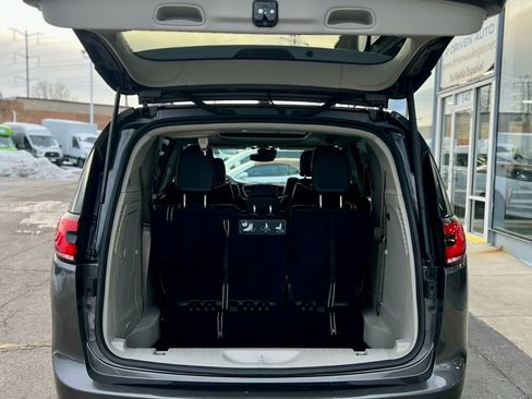 Used 2021 Chrysler Pacifica Limited w/ Uconnect Theater Family Group image 8