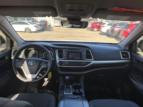 Used 2018 Toyota Highlander LE FWD image 10