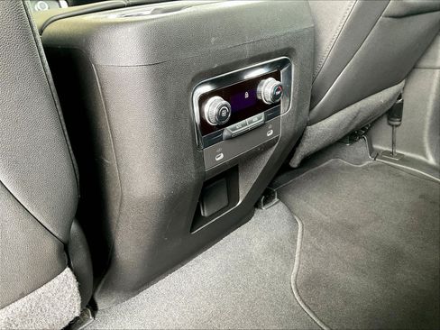 Used 2023 GMC Yukon SLT AWD/4WD image 10