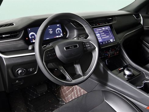 Used 2024 Jeep Grand Cherokee Altitude image 17