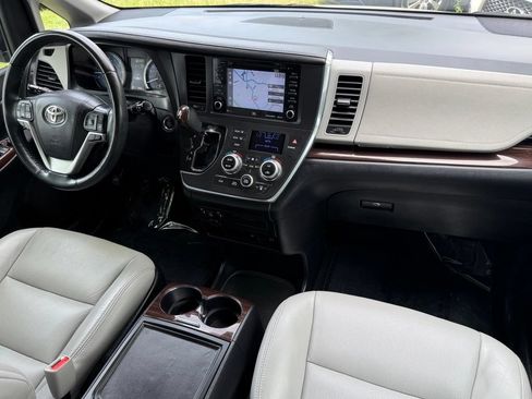 Used 2018 Toyota Sienna Limited Premium FWD image 33