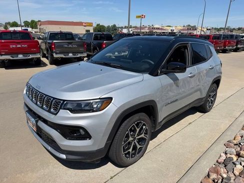 Used 2025 Jeep Compass Limited AWD/4WD image 3