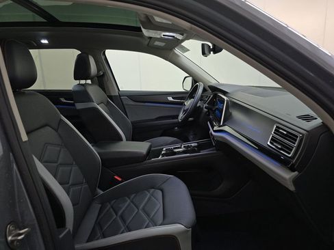 Used 2024 Volkswagen Atlas Peak Edition SE image 8