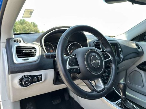 Used 2019 Jeep Compass Latitude FWD image 16