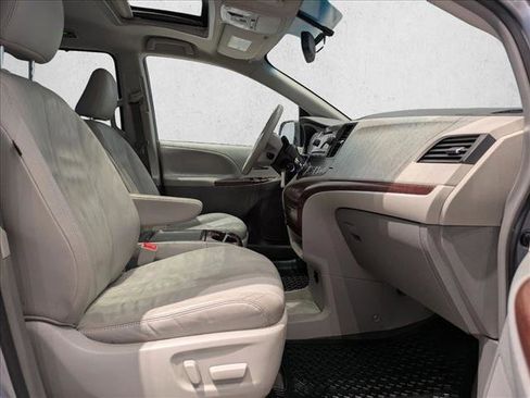 Used 2012 Toyota Sienna XLE image 22
