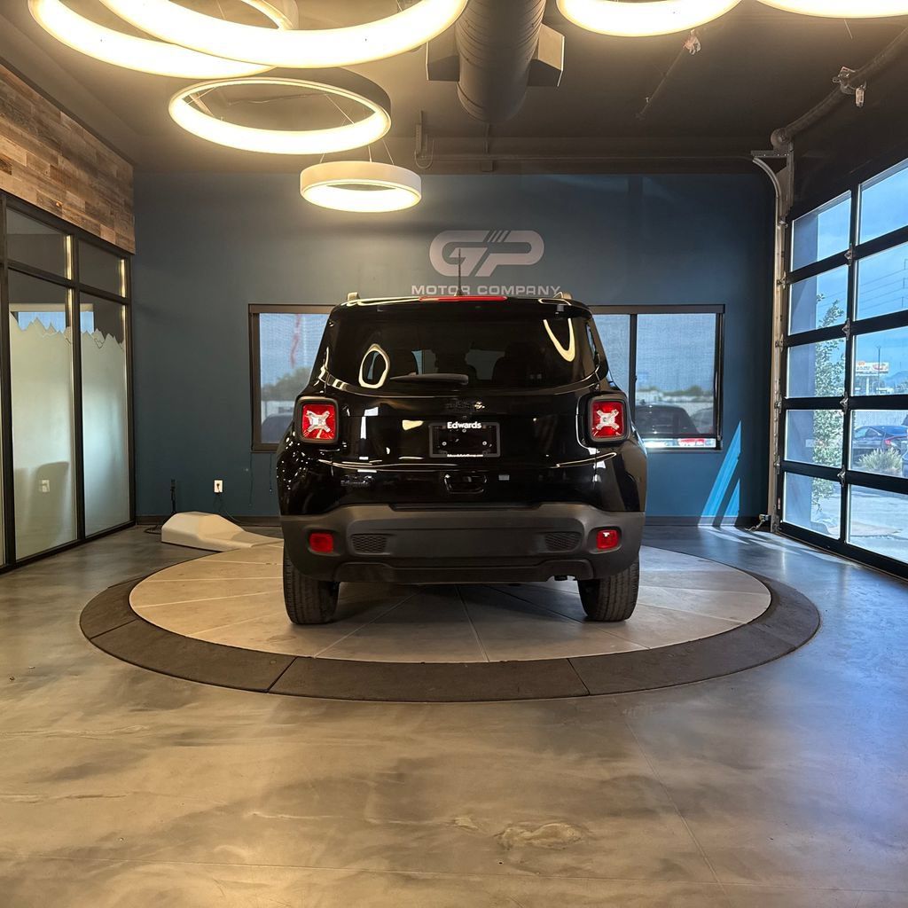 Used 2023 Jeep Renegade Latitude AWD/4WD image 4