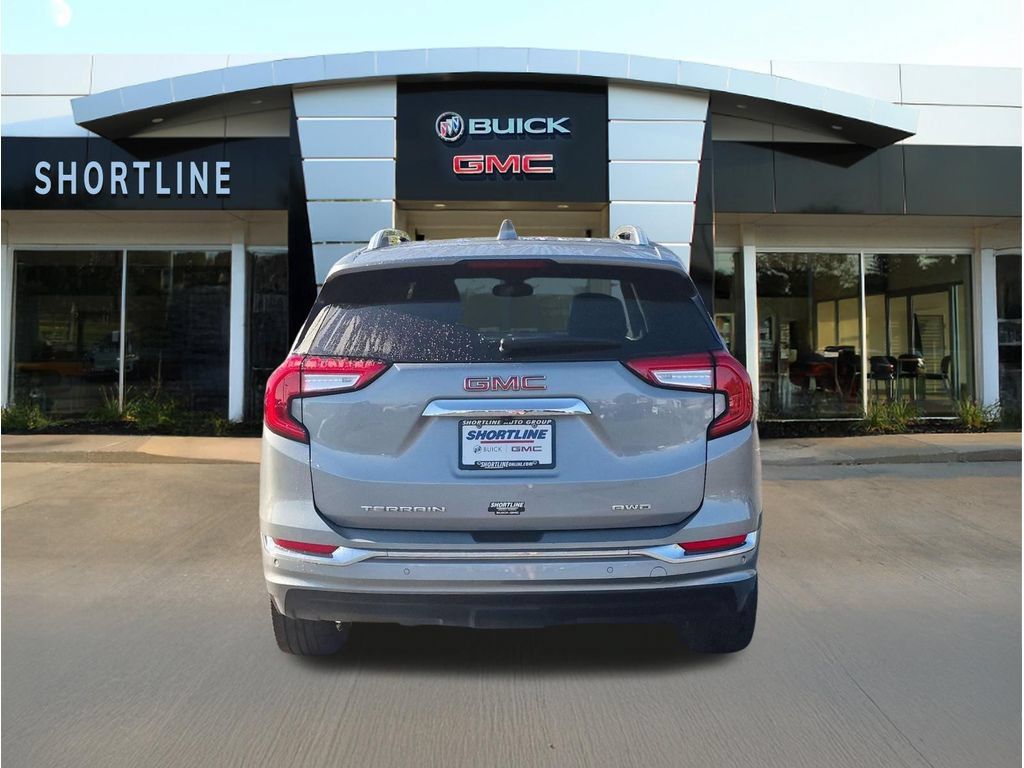 Used 2023 GMC Terrain Denali w/ Denali Premium Package AWD/4WD image 4