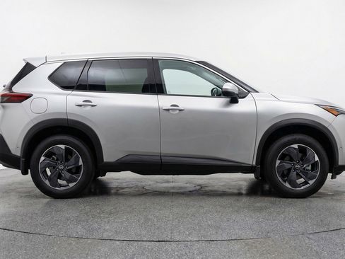 Used 2025 Nissan Rogue SV AWD/4WD image 11