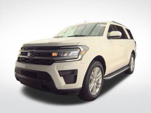 Used 2023 Ford Expedition XLT image 1