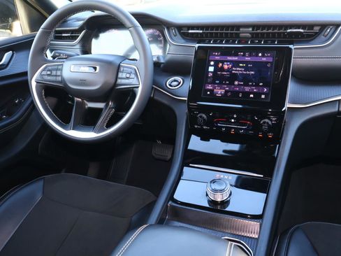 Used 2025 Jeep Grand Cherokee Altitude image 10