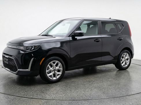 Used 2025 Kia Soul LX w/ LX Technology Package FWD image 3
