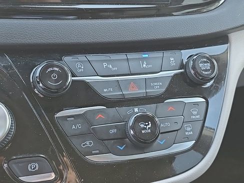 Used 2024 Chrysler Pacifica Touring-L FWD image 15