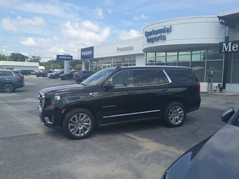 Used 2021 GMC Yukon SLT w/ SLT Premium Package AWD/4WD image 2