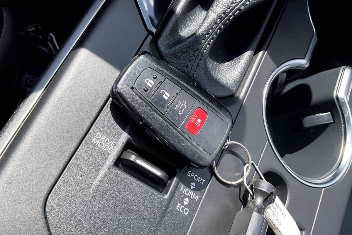Used 2022 Toyota Highlander XLE AWD/4WD image 10